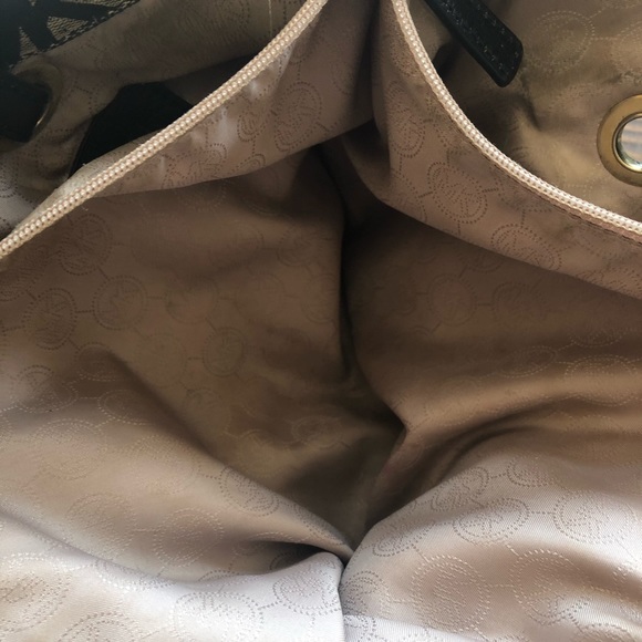 Michel Kors used medium size purse - Picture 4 of 8